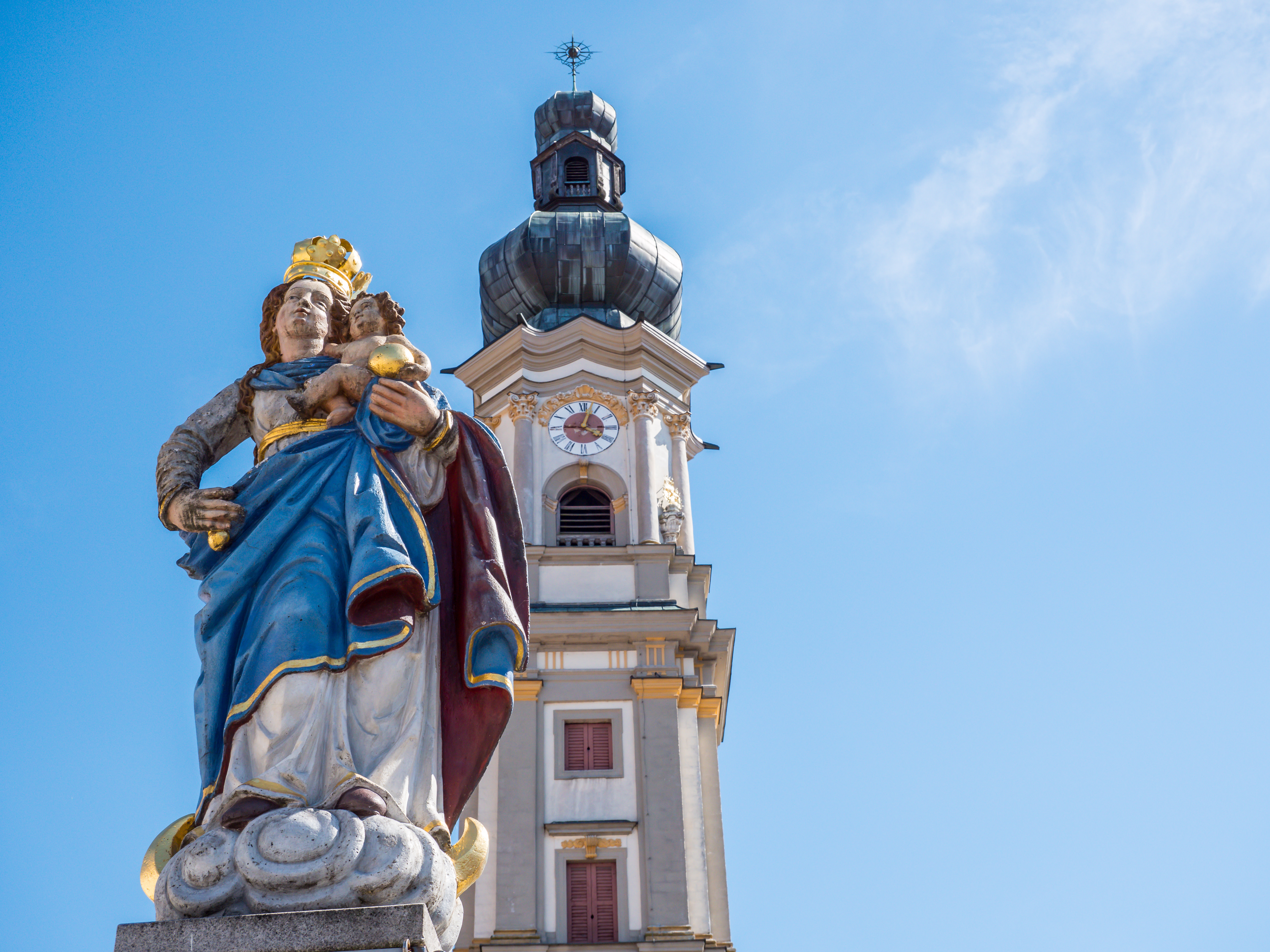 Ansicht der Stadt Deggendorf mit der Sehenswürdigkeit Jungfrau Maria 