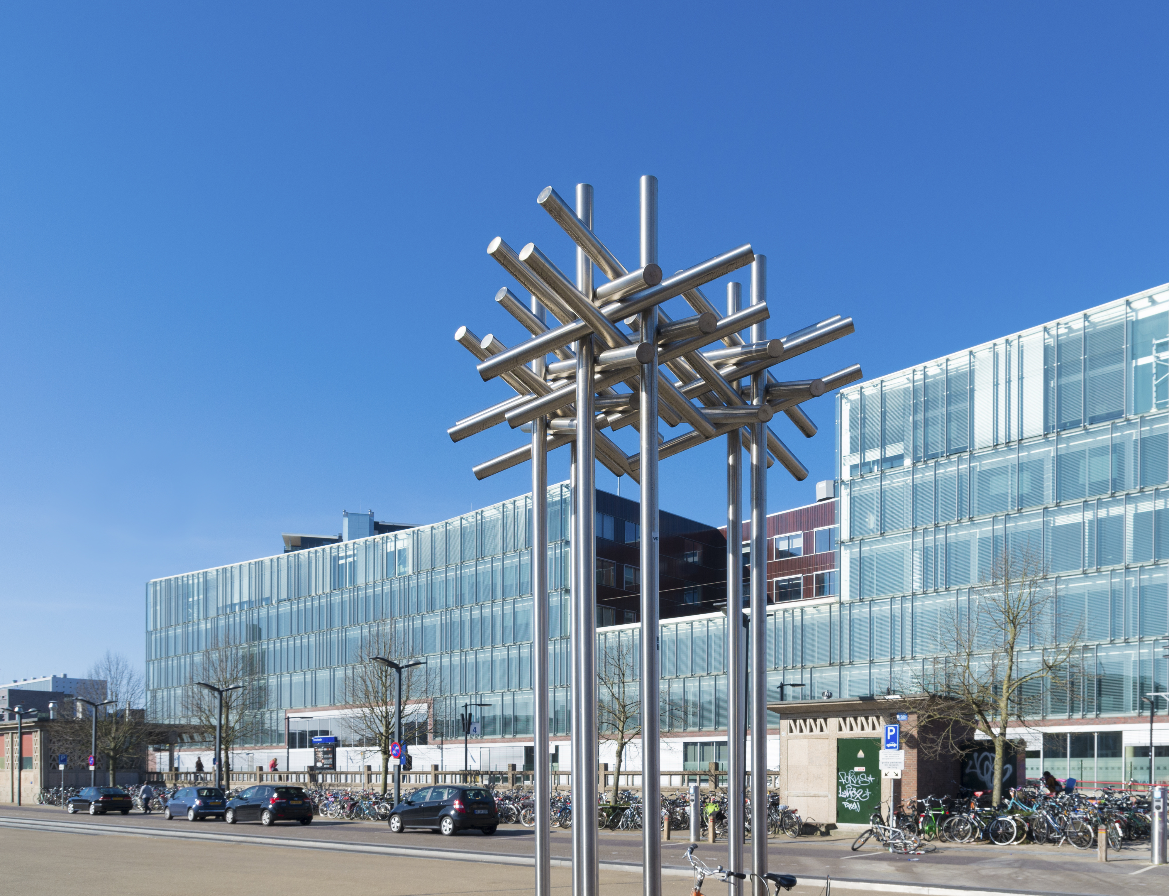 Enschede Rijkmuseum mit moderner Skulptur vor