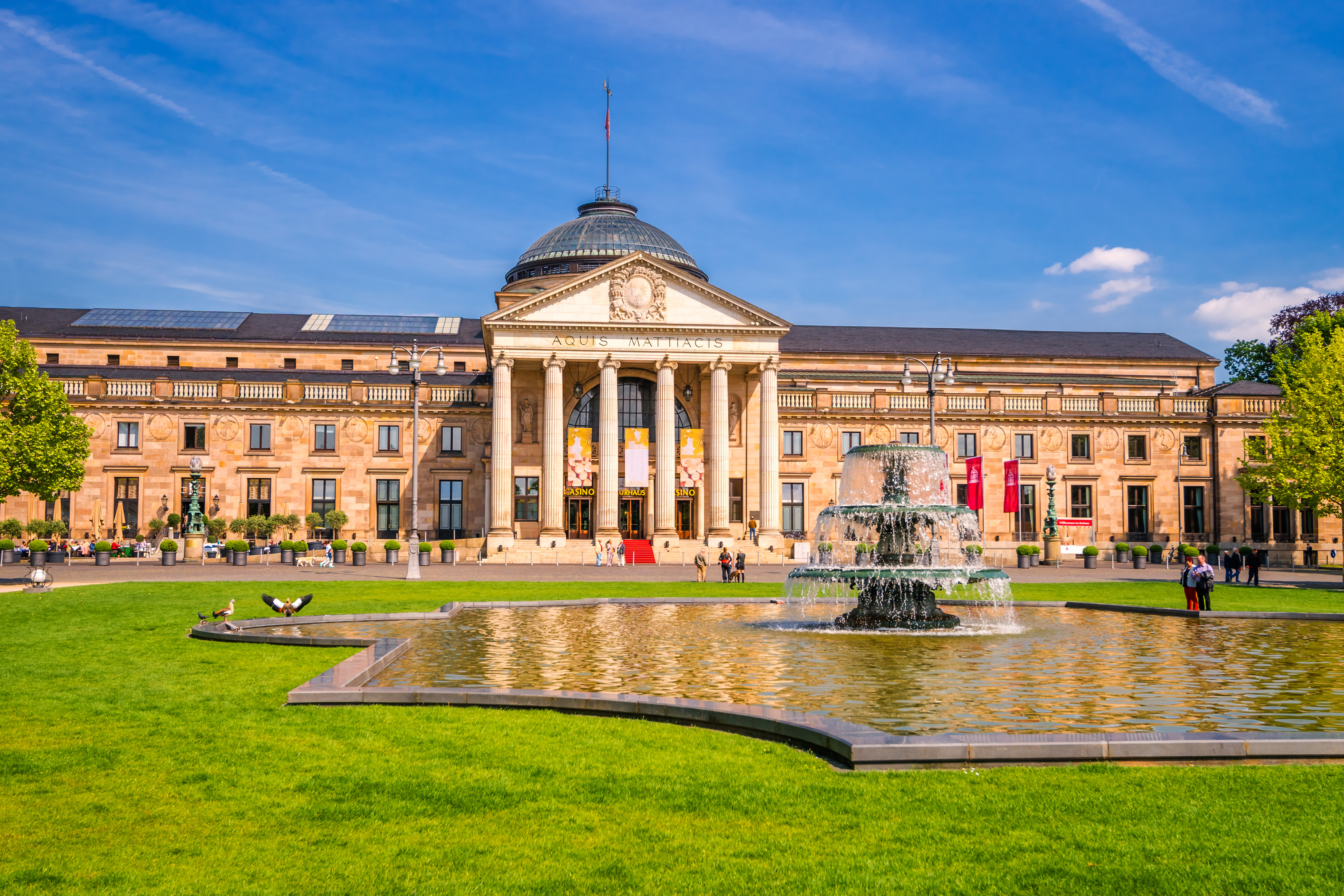 Wiesbaden - Ansicht Kurhaus mit Brunnen