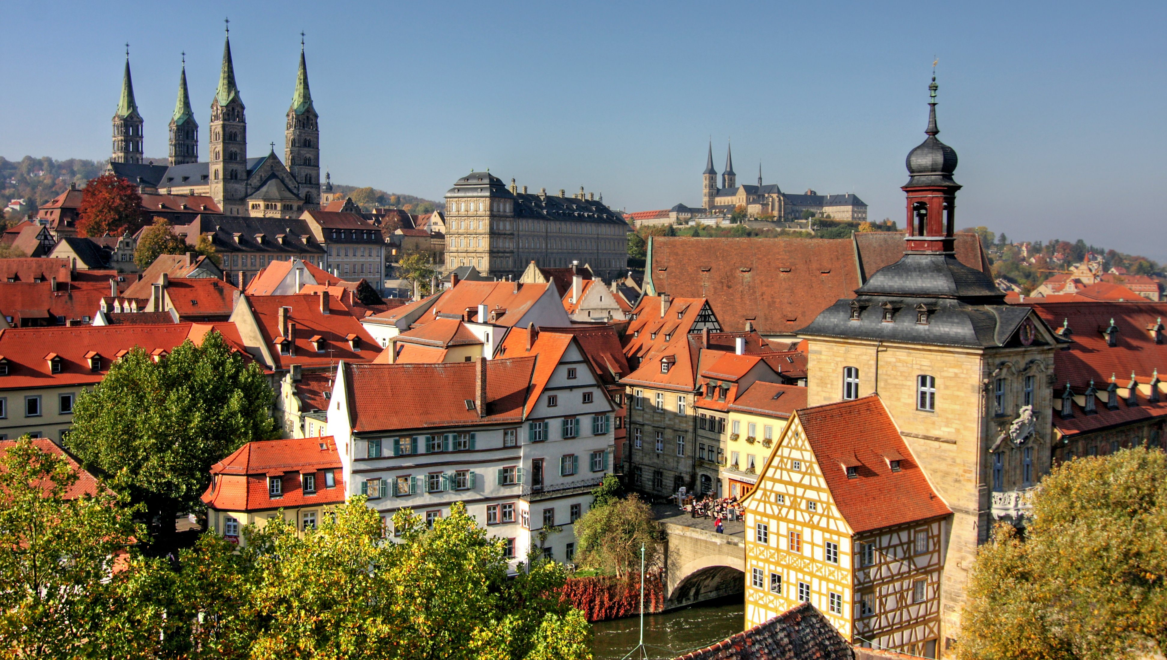 Ansicht der Stadt Bamberg von oben mit Sehenswürdigkeiten