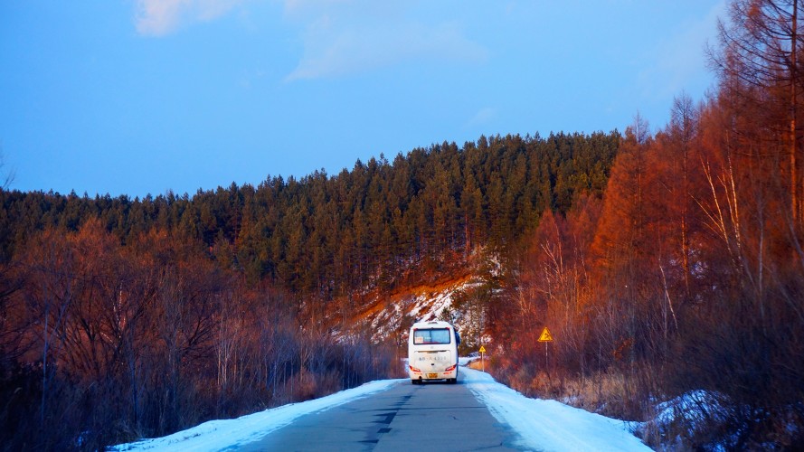 Bus für Skifahrt - Reisebus in Schneelandschaft