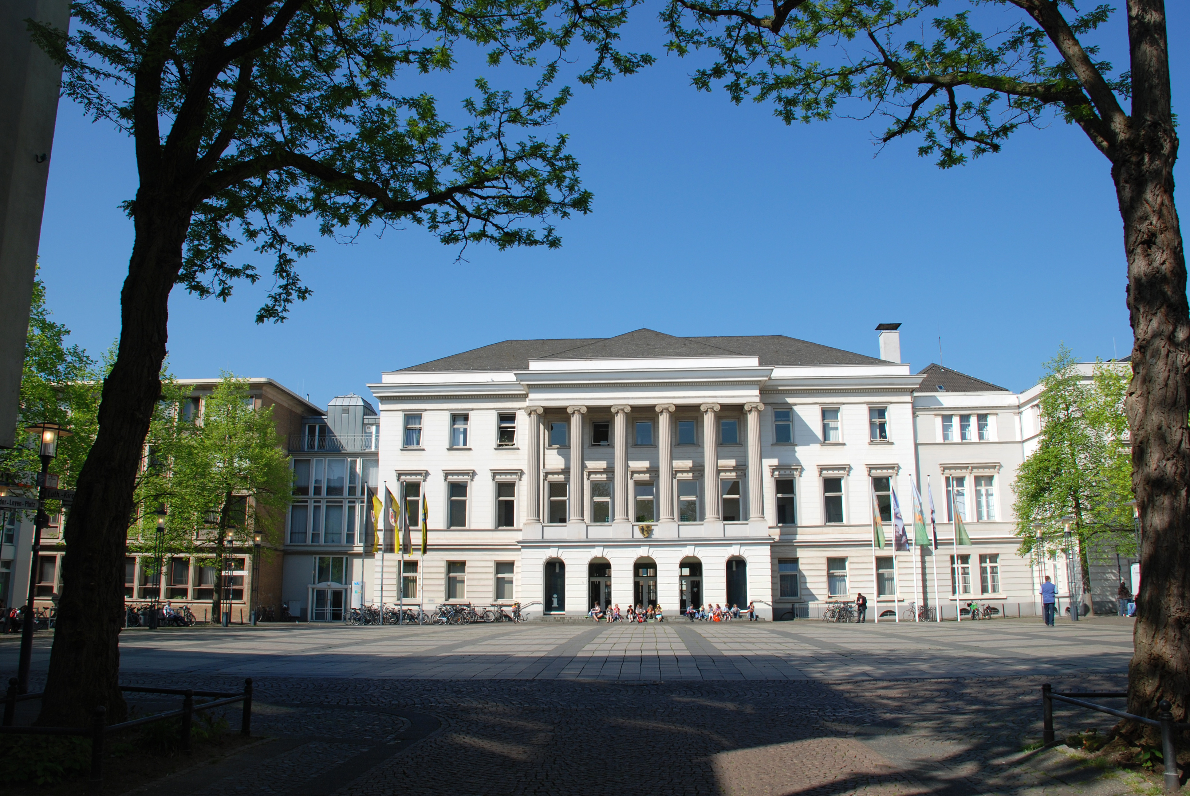 Ansicht der Stadt Krefeld mit dem Rathaus