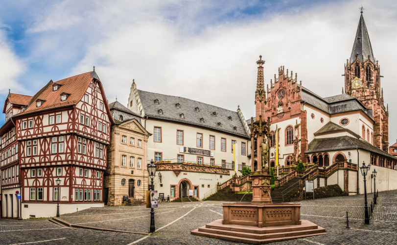 Ansicht der Stadt Aschaffenburg mit Blick auf Markt und Kirche 