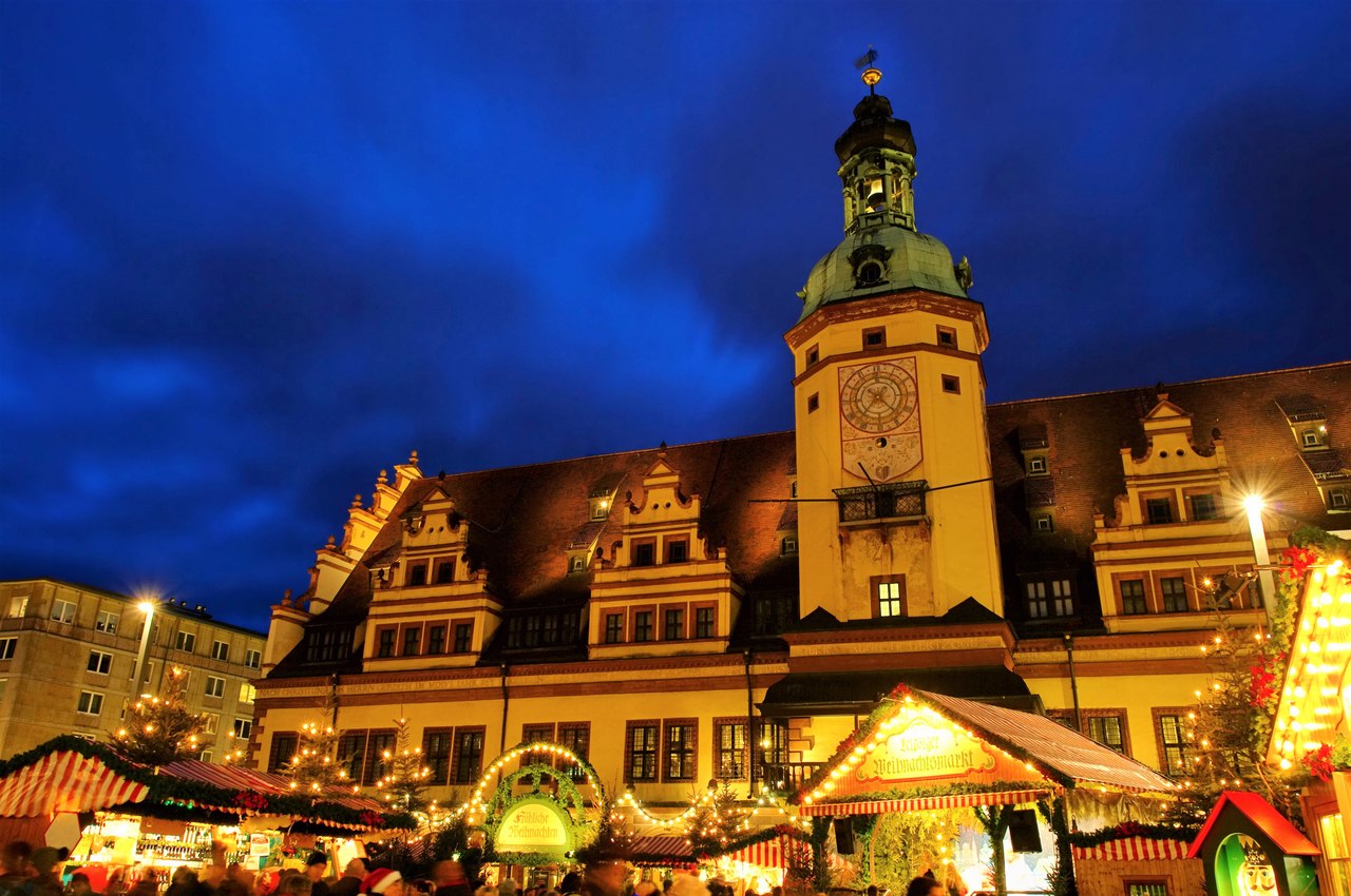 Weihnachtsmarkt Leipzig mit Fassade und Markt