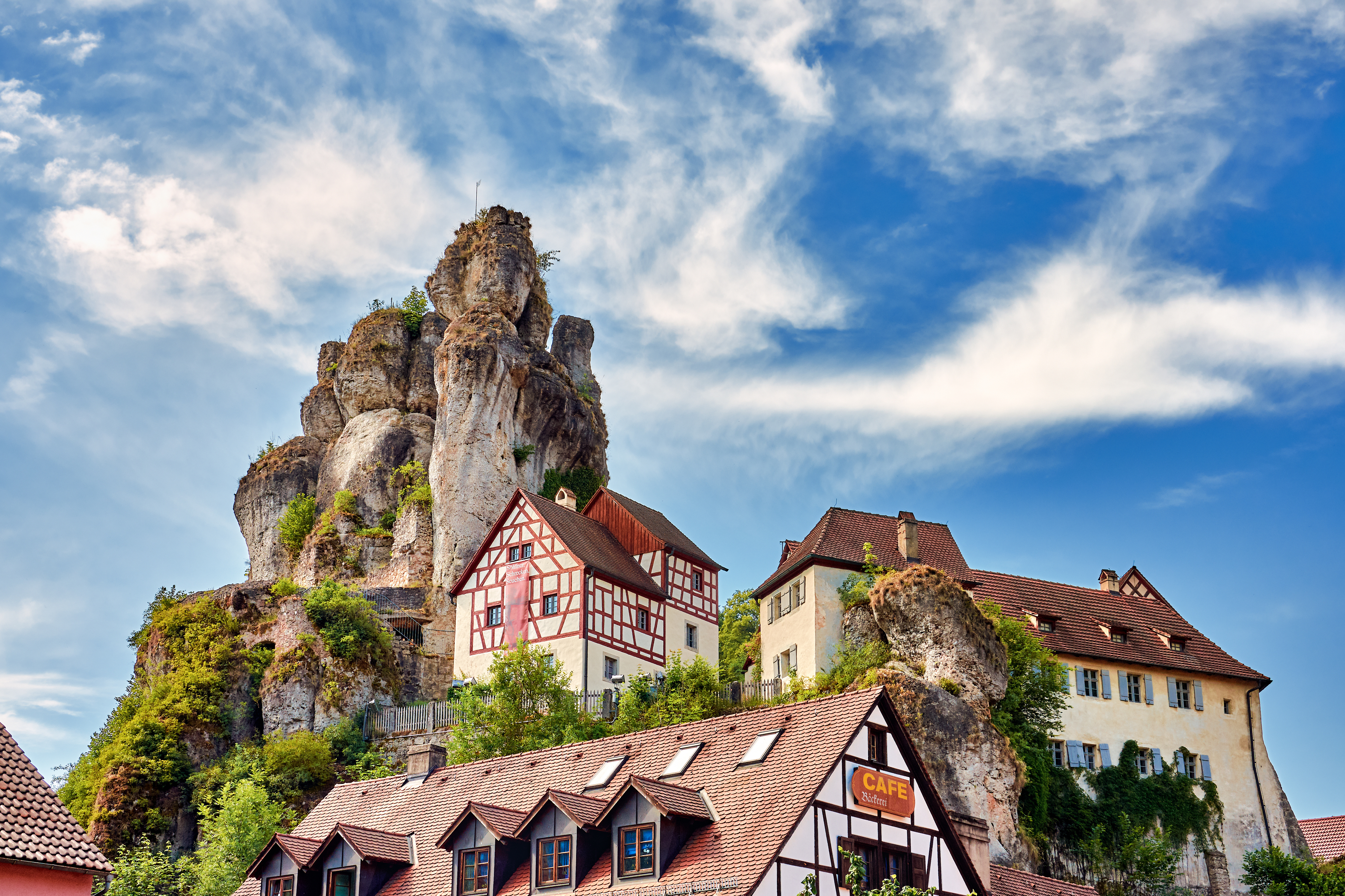 Ausflugsziel Fränkische Schweiz - Ansicht Gebäude vor Felsen