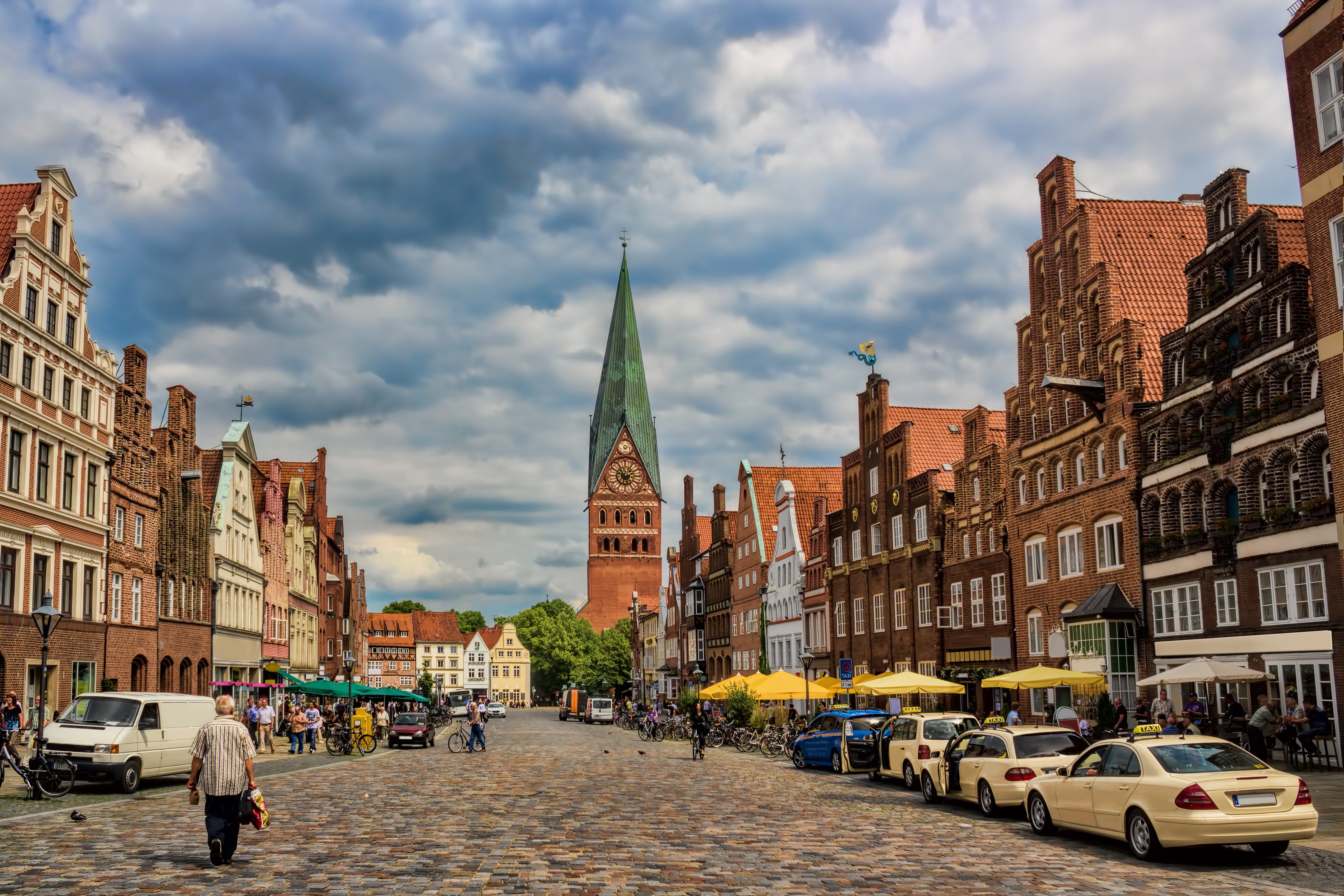 Bus mieten Lüneburg - Ansicht Straße mit historischen Häusern und Kirche