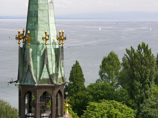 Konstanz - Ansicht Kirchturm mit Bodensee im Hintergrund