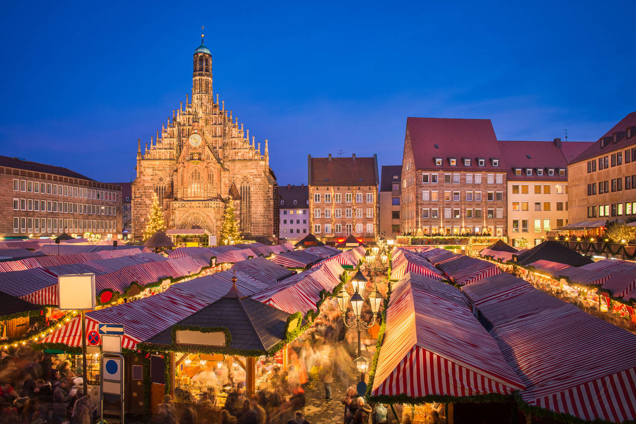 Weihnachtsmarkt in Nürnberg mit Blick auf Kirche und Marktplatz
