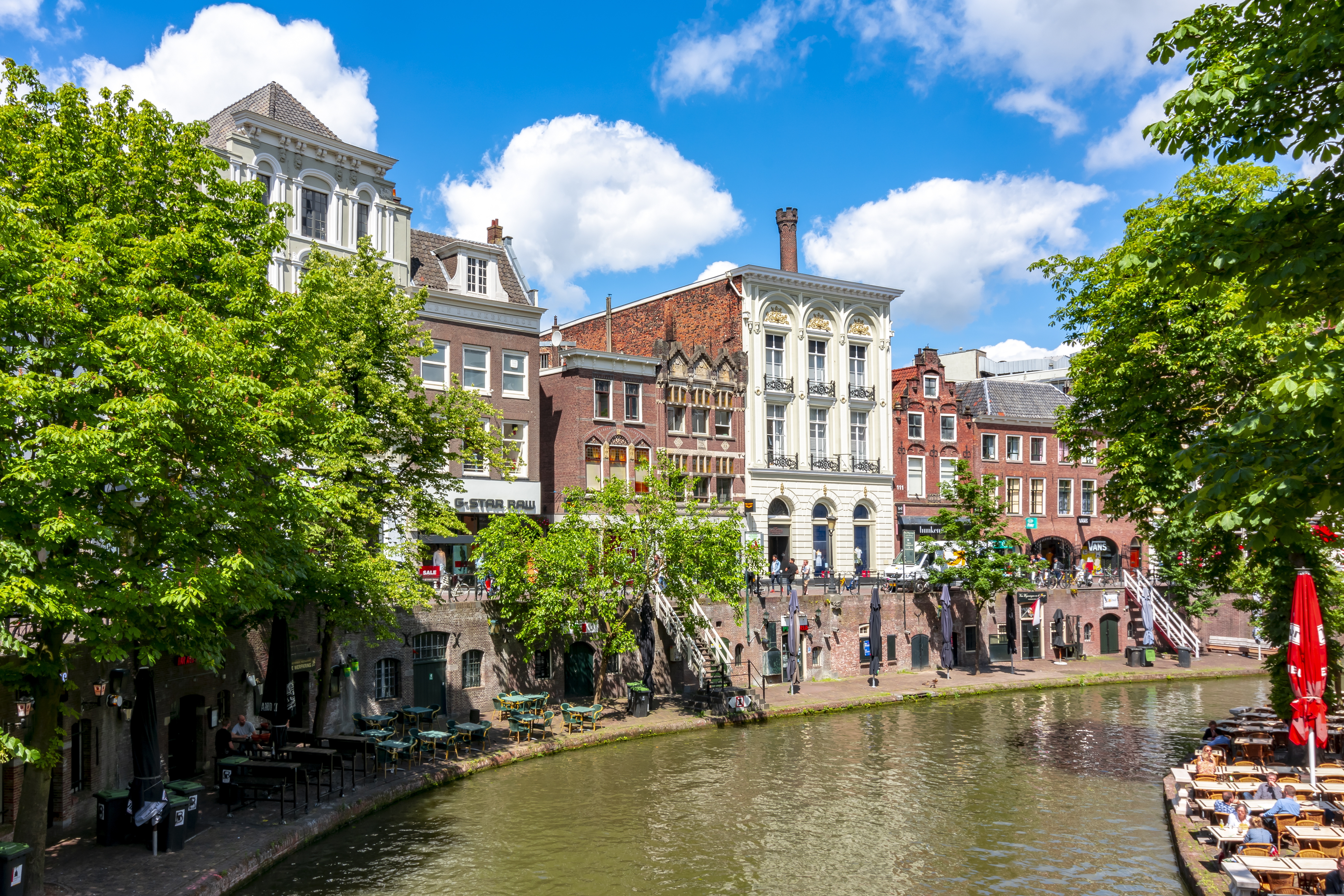 Utrecht Sicht auf Kanal und Häuser im Sommer