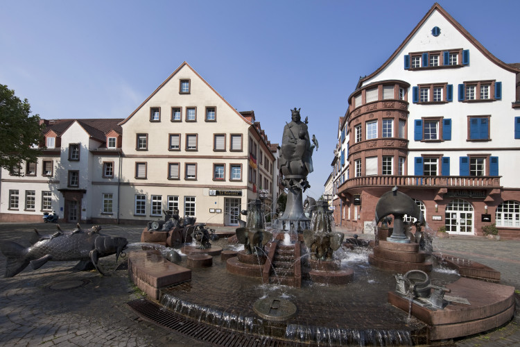 Ansicht der Stadt Kaiserslautern mit Brunnen