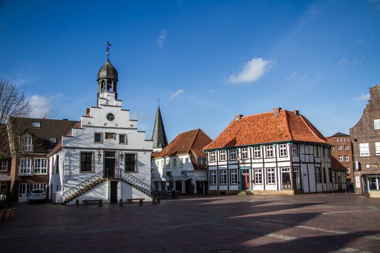 Ansicht der Stadt Lingen mit dem historischen Rathaus