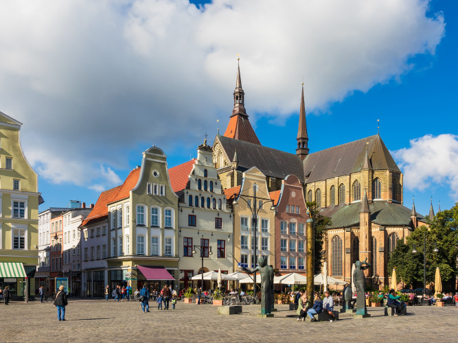 Ansicht der Stadt Rostock mit Markt und Kirche St. Marien