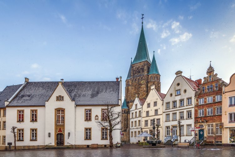 Blick auf Warendorf mit Marktplatz und Laurentiuskirche 