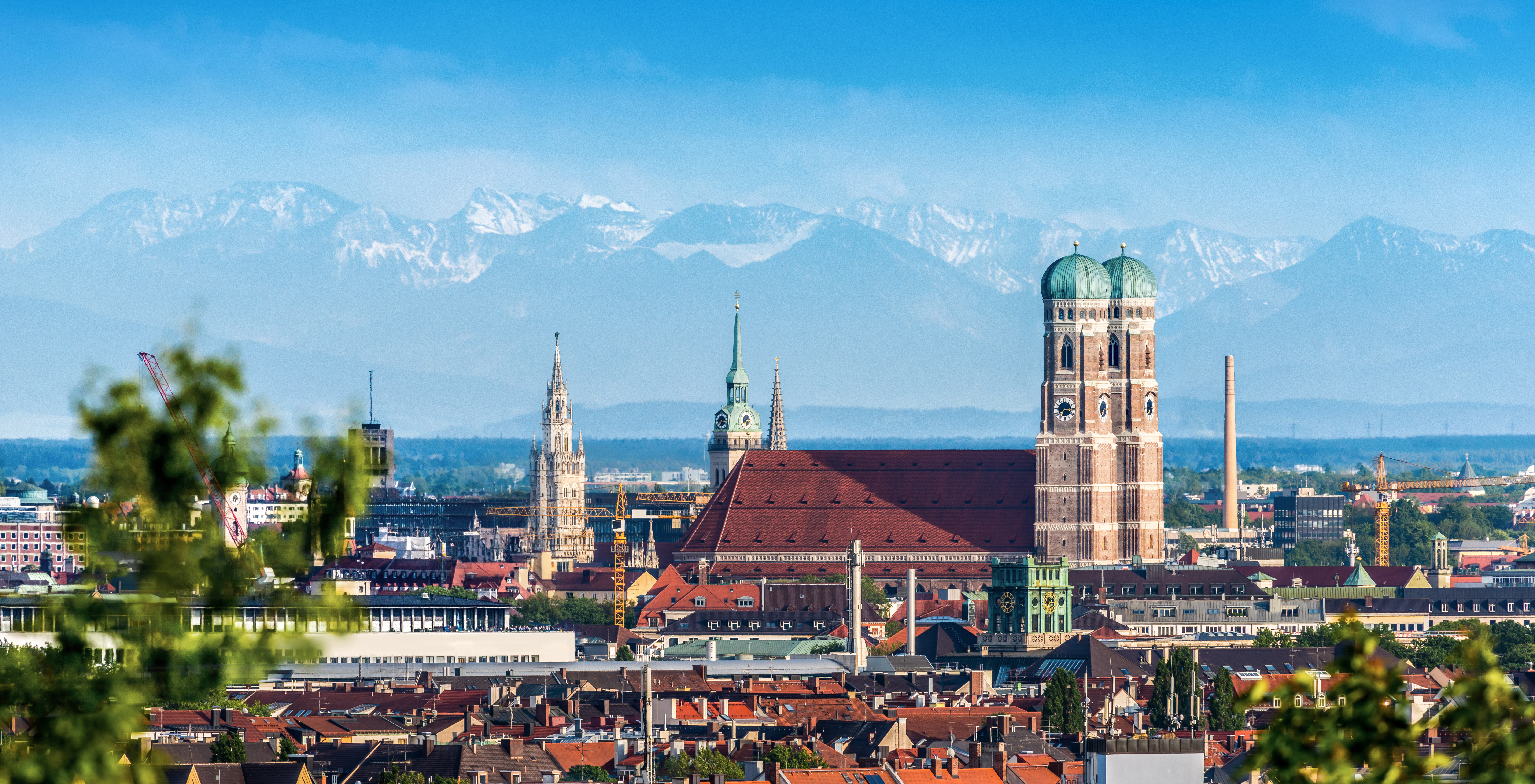 Busunternehmen München - Ansicht von München mit Alpenpanorama