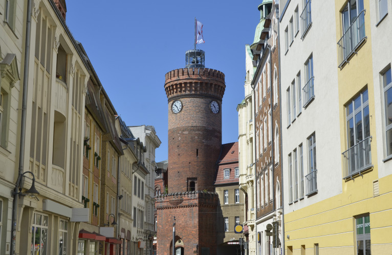 Cottbus - Ansicht Spremberger Turm zwischen Häusern