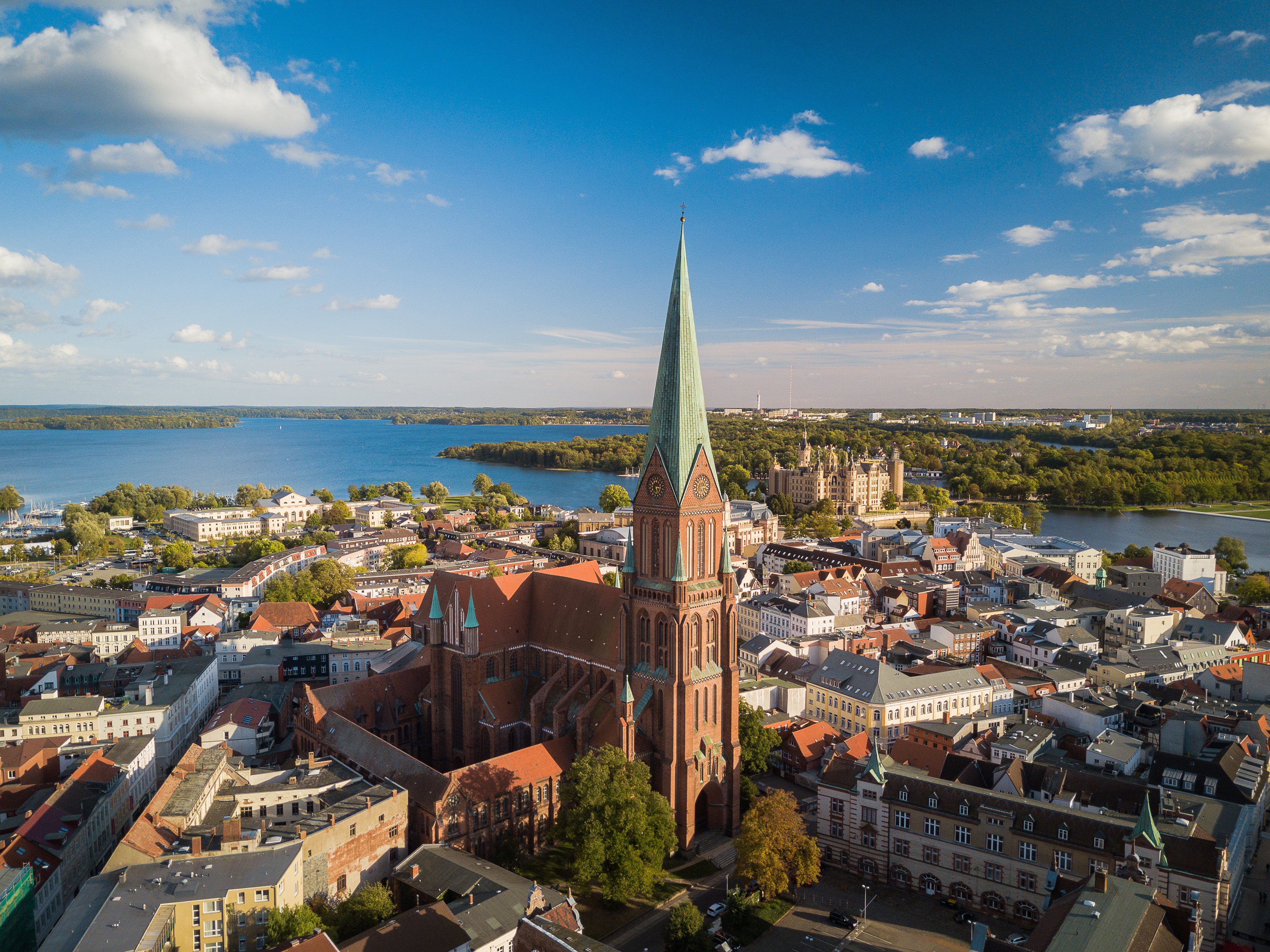 Schwerin von der Stadt mit Blick aufs Wasser