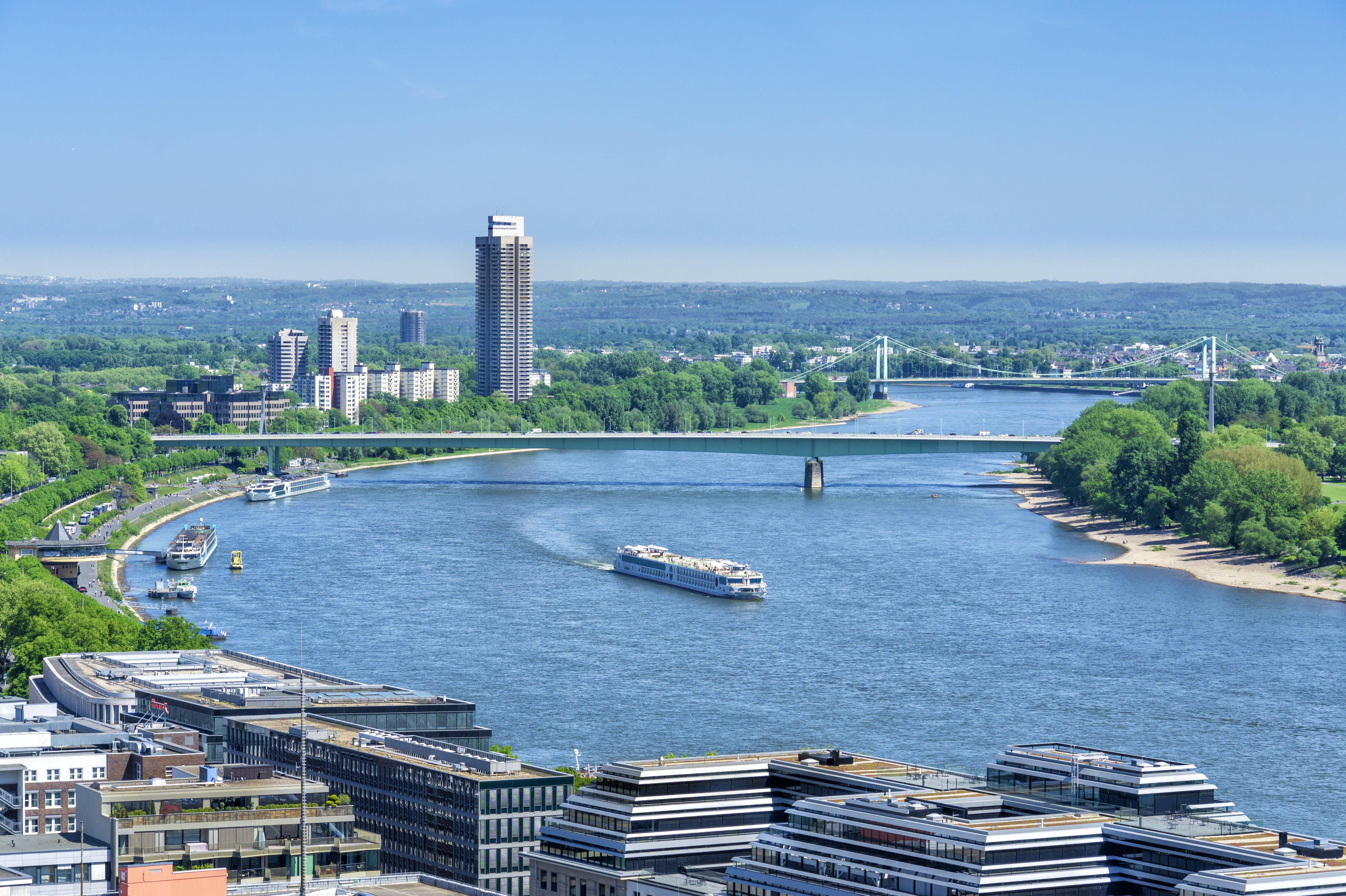 Ansicht der Stadt Leverkusen vom Rhein aus 