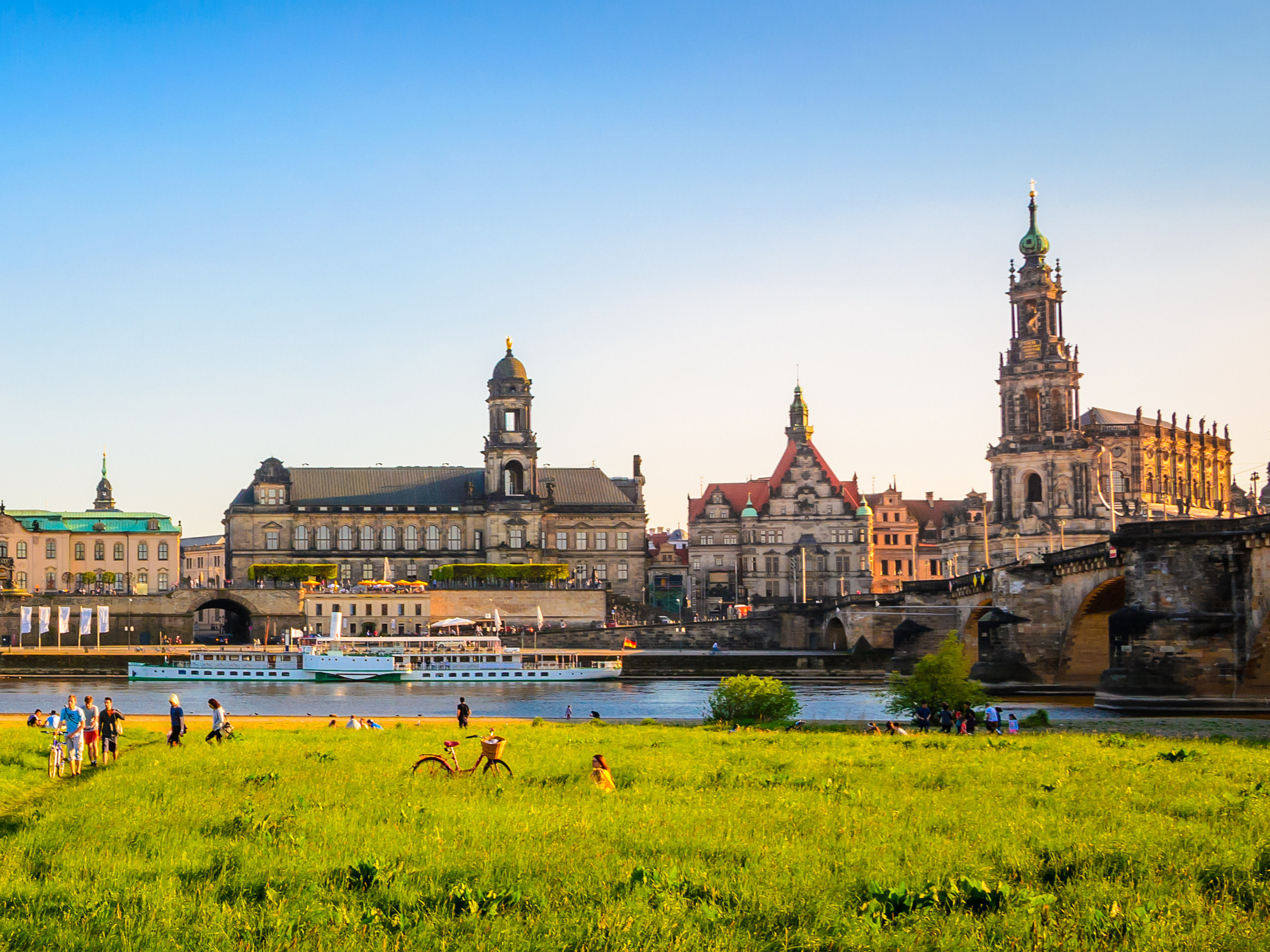 Ansicht der Stadt Dresden mit Elbe und Altstadt