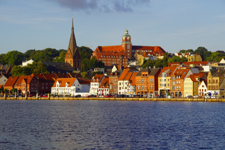 Ansicht der Stadt Flensburg in der Abendsonne 