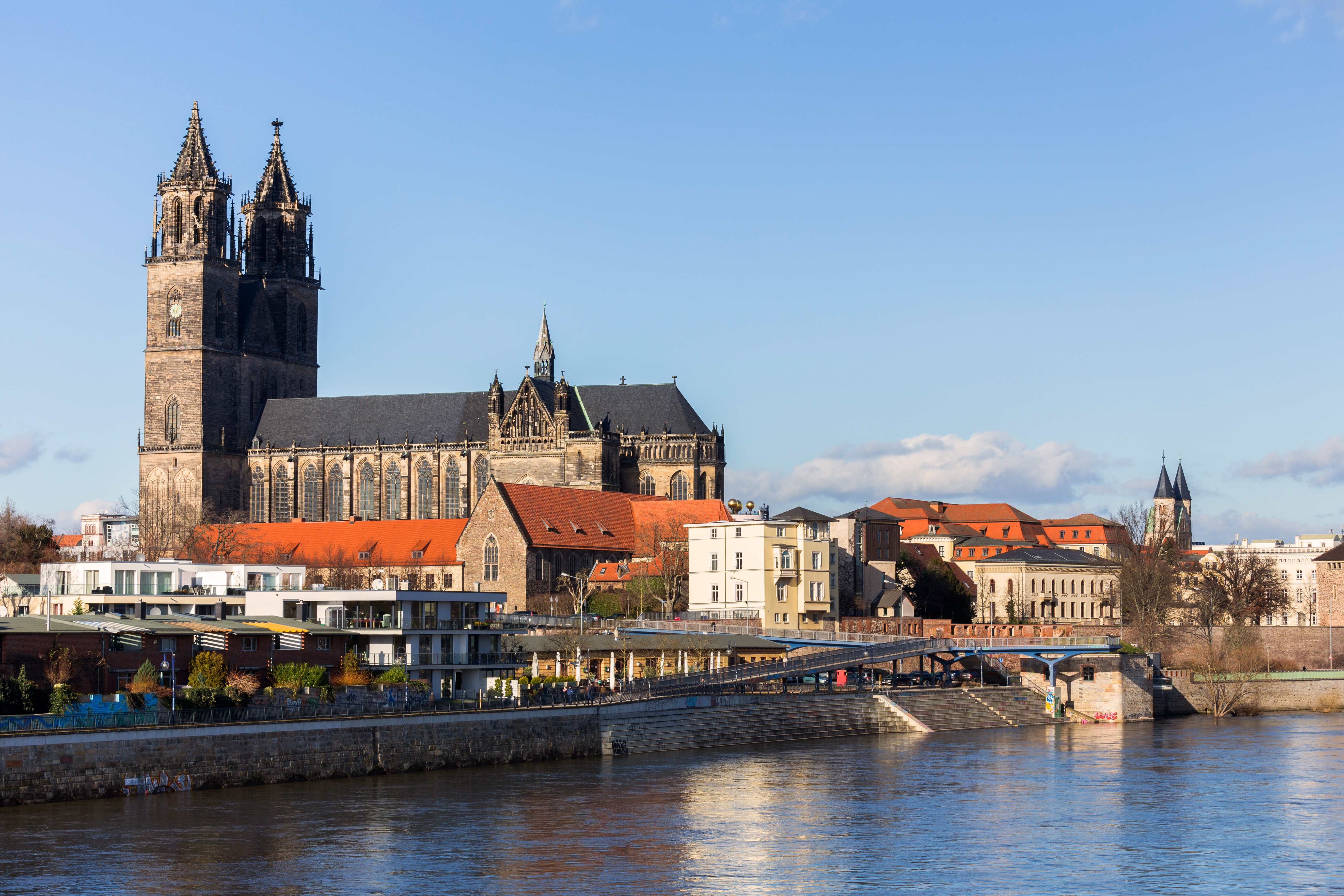 Ausflugsziel - Ansicht von Magdeburg mit Häusern und Dom an der Elbe