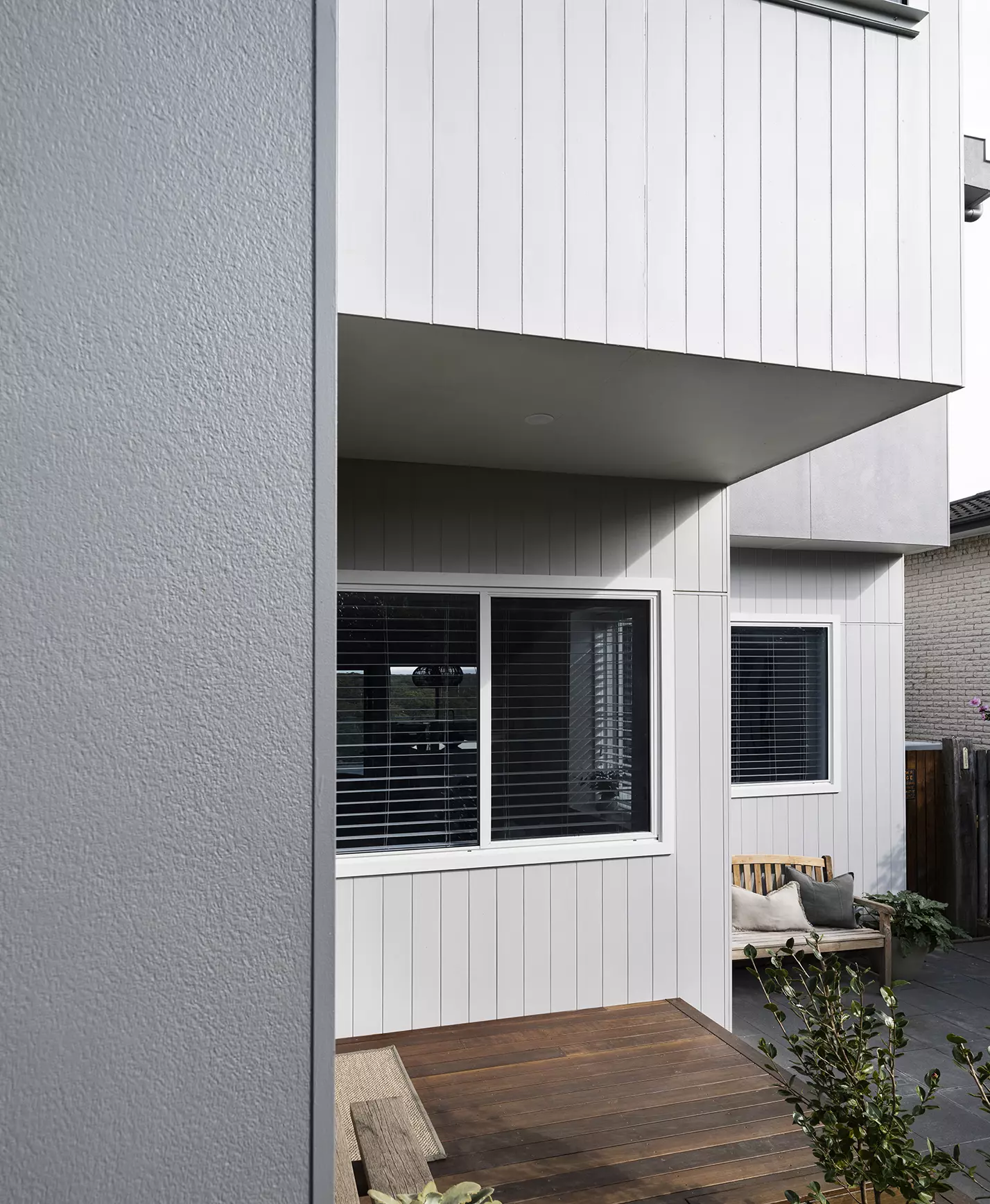 hardie-finetexture-cladding-axon-modern-exterior-bundeena-NSW-jameshardie-7