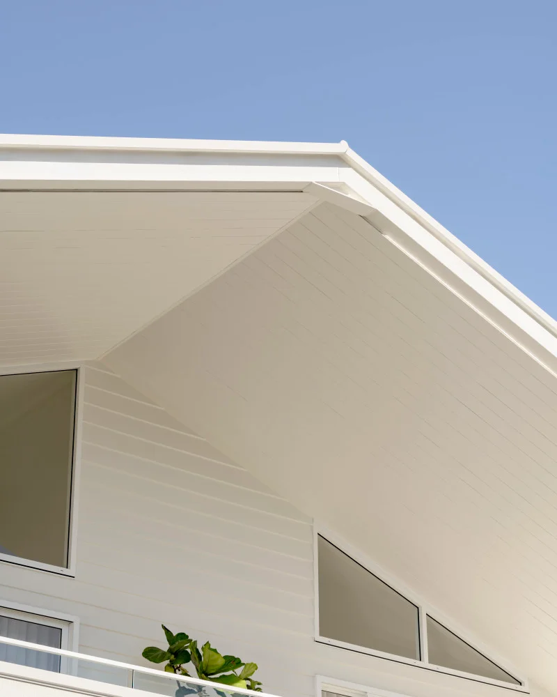 oblique-linea-brushed-concrete-hardie-axent-trim-exterior-modern-coastal-hsbuilding-debustudios-adamwalliscreative-jamehardie-9-JH Image Gallery Vertical