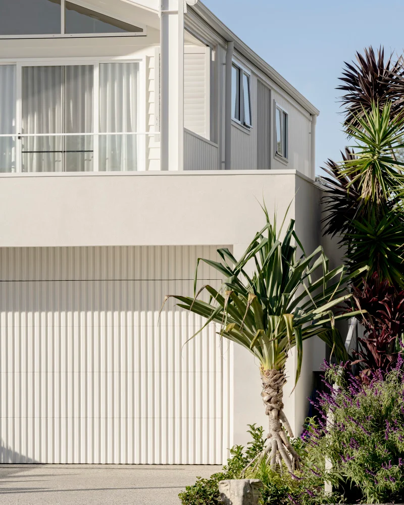 oblique-linea-brushed-concrete-hardie-axent-trim-exterior-modern-coastal-hsbuilding-debustudios-adamwalliscreative-jamehardie-4-JH Image Gallery Vertical