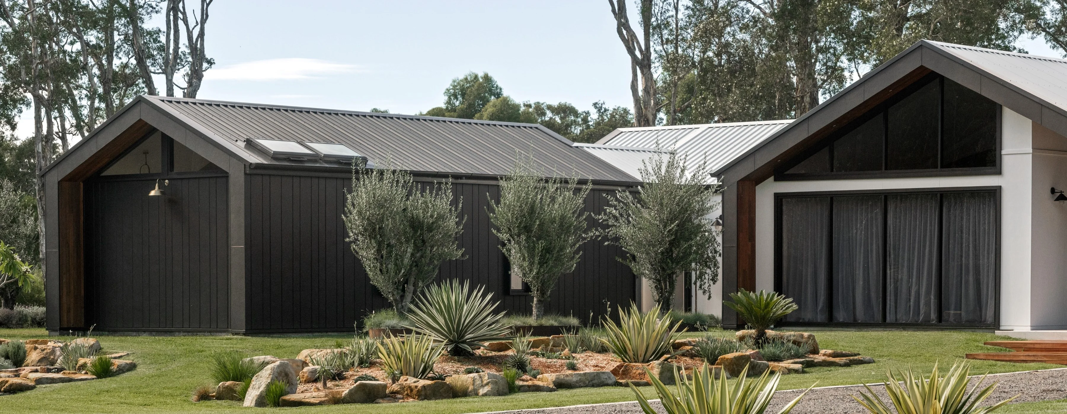 article-header-oblique-brushedconcrete-hardiefinetexture-exterior-modernfarmhouse-annabay-bakkerhomes-jameshardie-8