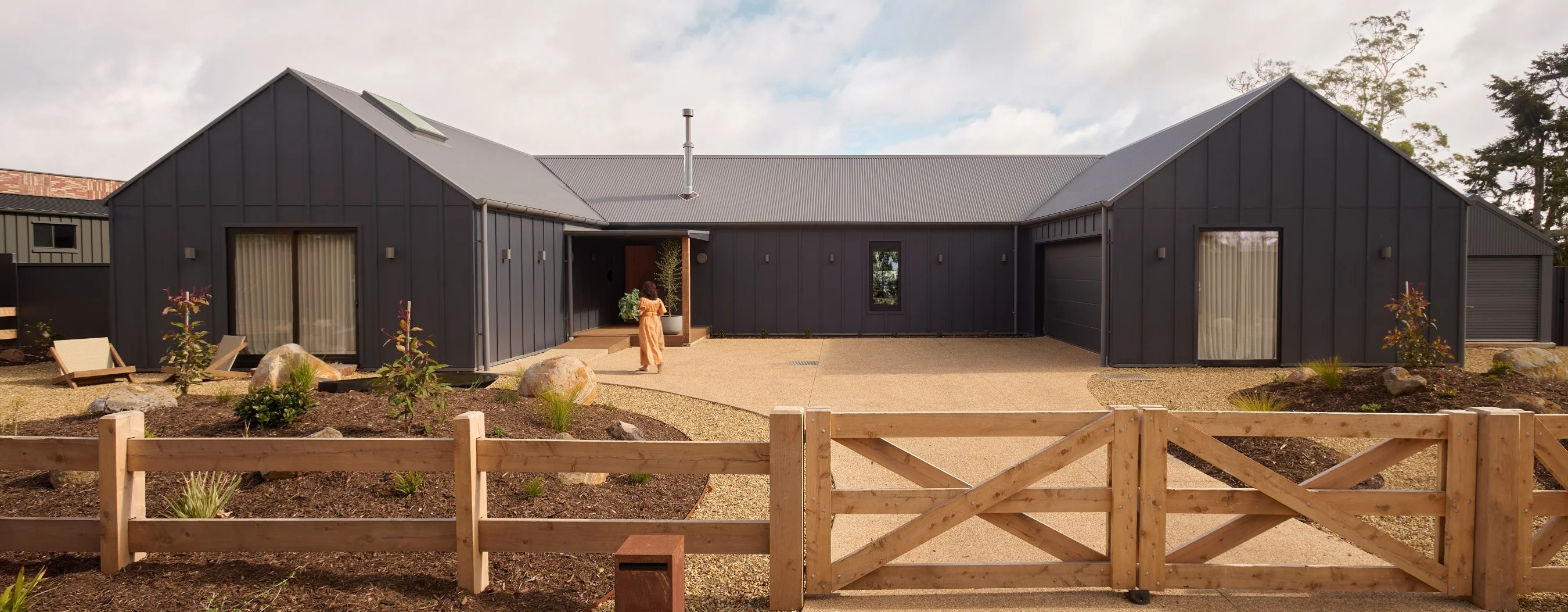 article-header-hardie-fine-texture-axent-trim-exterior-TheBlock2025-House5-Daylesford-Julian-Brenchley-jameshardie1