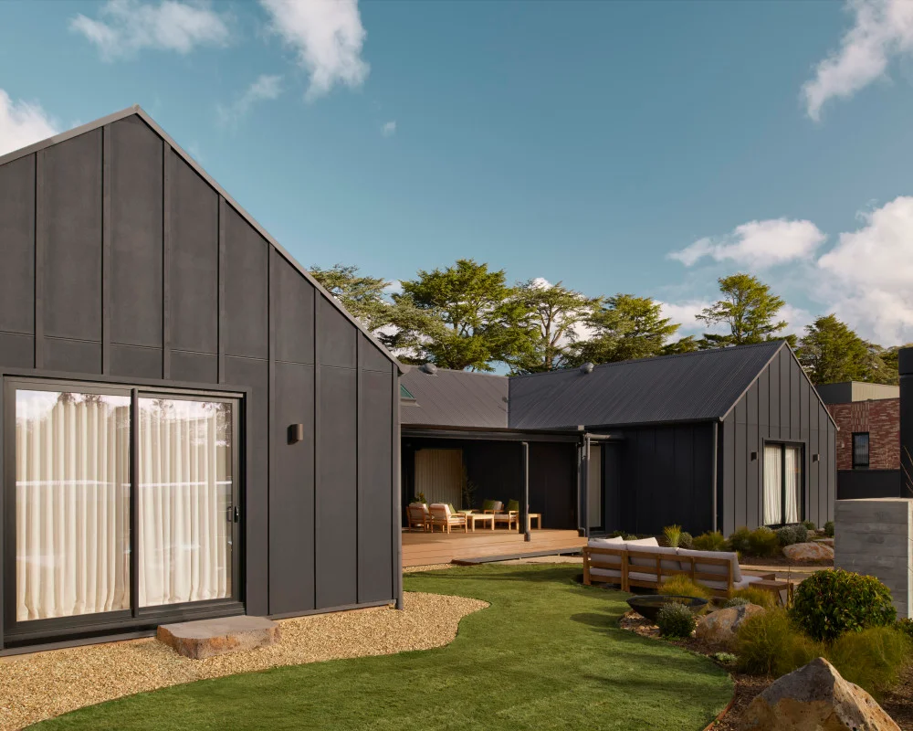 hardie-fine-texture-axent-trim-exterior-TheBlock2025-House5-Daylesford-Julian-Brenchley-jameshardie4-Image Gallery JH Website