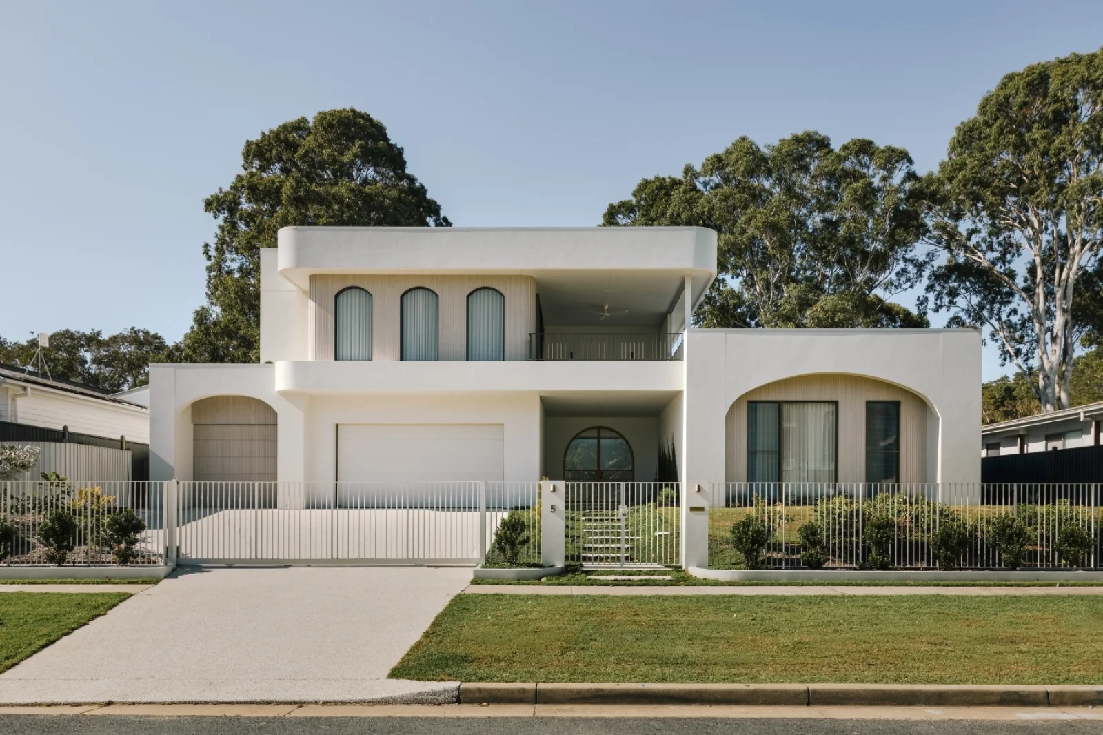 articleheader-hardiebrushedconcrete-exterior-modernclassical-boganar-nathanbrowndesign-andymacphersonstudio-jameshardie-2