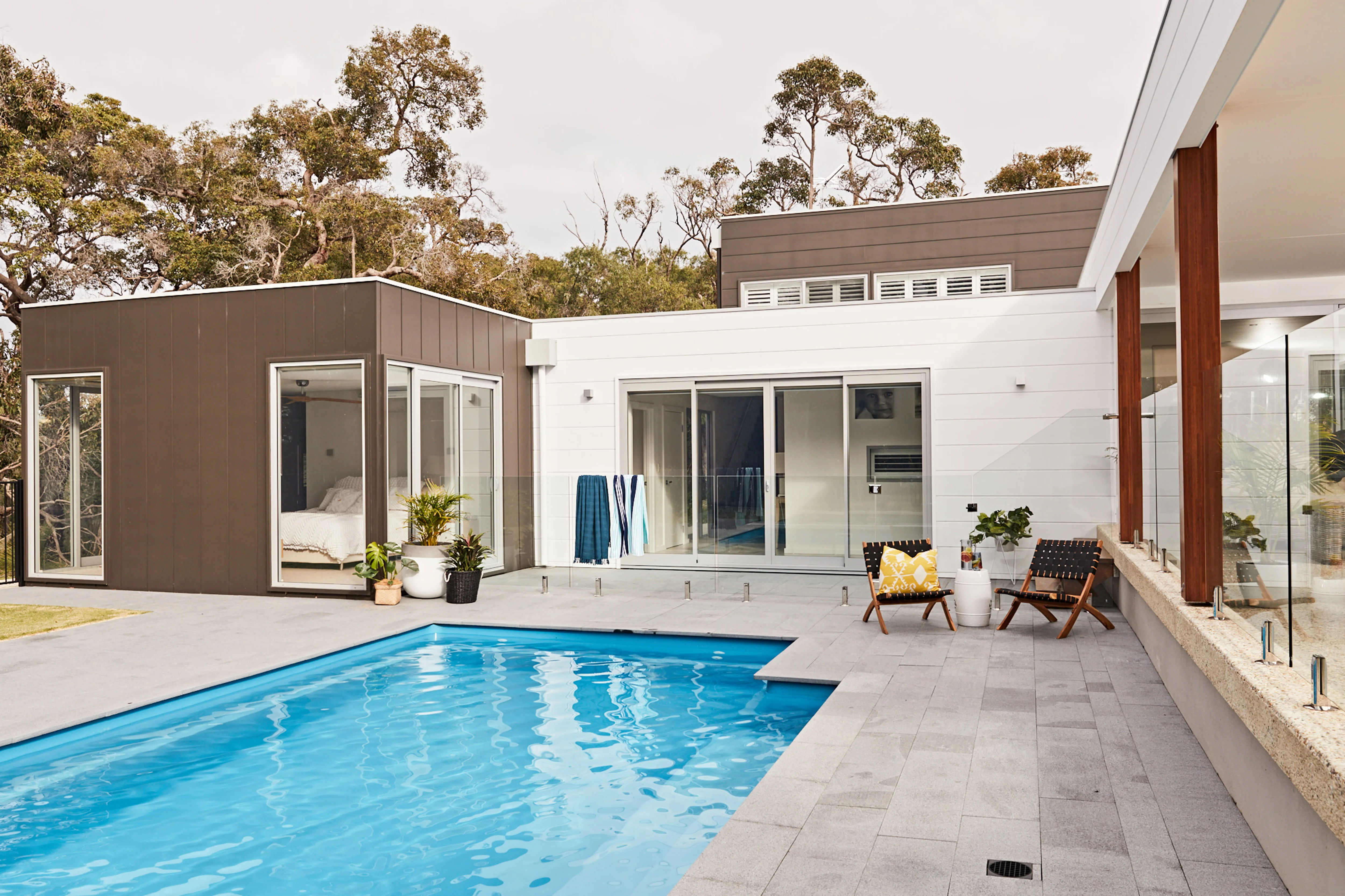 stria-modern-exterior-dunsborough-jameshardie-2_apmt0d