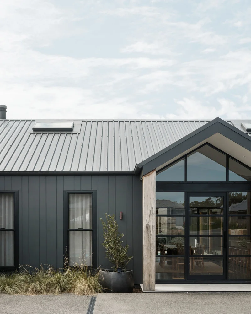 hardie-oblique-cladding-exterior-modernfarmhouse-tapitallee-stroudhomesnowra-studiohill-jameshardie-55 shpedp-JH Image Gallery V