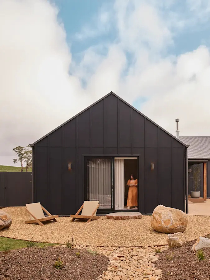 hardie-fine-texture-axent-trim-exterior-TheBlock2025-House5-Daylesford-Julian-Brenchley-jameshardie2