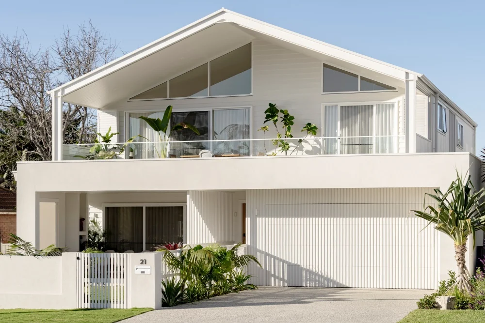 oblique-linea-brushed-concrete-hardie-axent-trim-exterior-modern-coastal-hsbuilding-debustudios-adamwalliscreative-jamehardie-2