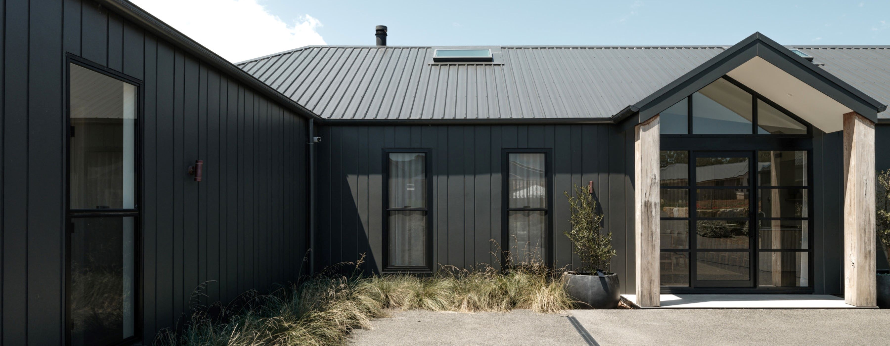Article-Header-hardie-oblique-cladding-exterior-modernfarmhouse-tapitallee-stroudhomesnowra-studiohill-jameshardie-59