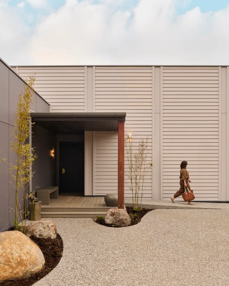 matrix-cladding-linea-weatherboard-exterior-TheBlock2025-House2-Daylesford-Julian-Brenchley-jameshardie2-JH Image Gallery Vertical