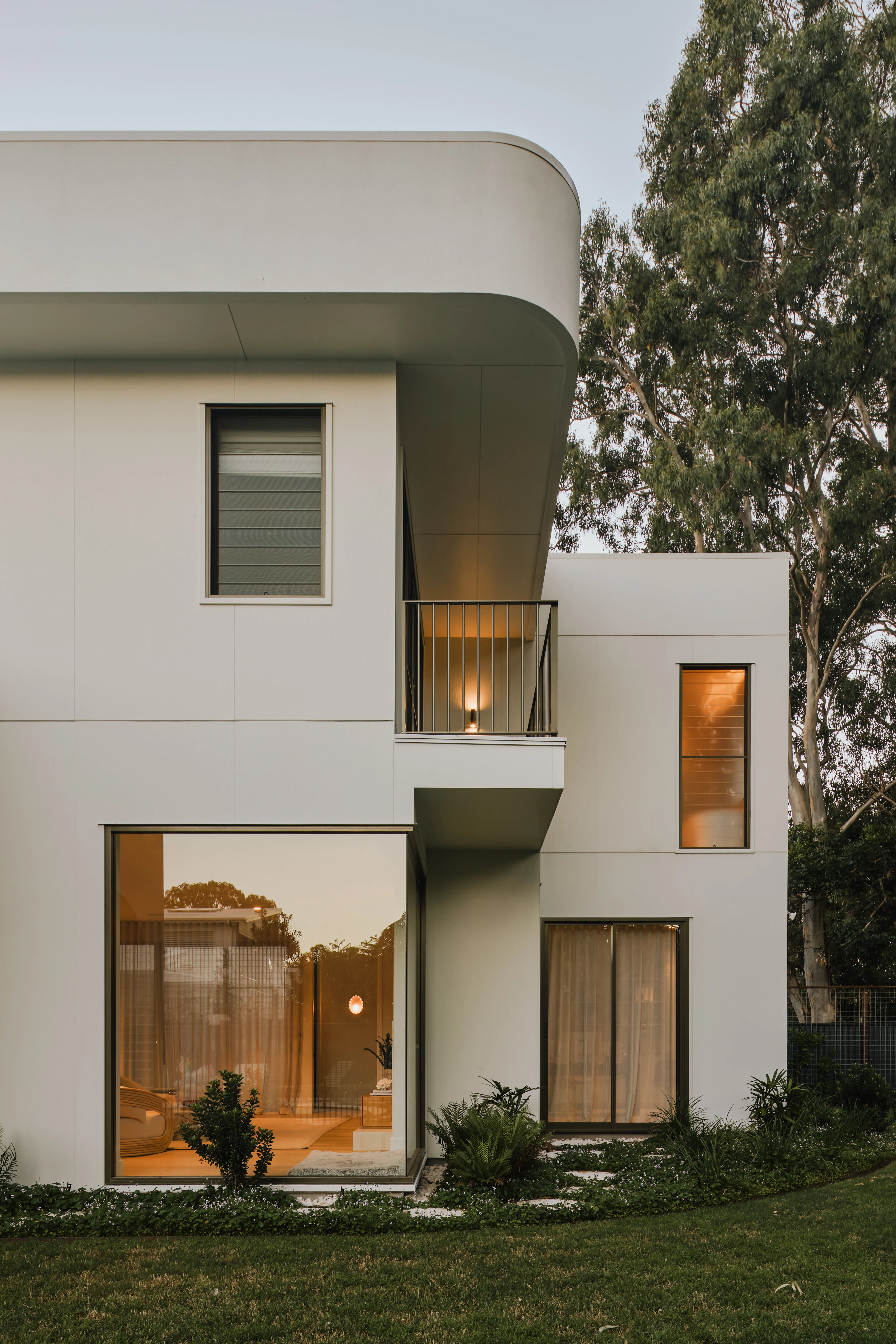 hardiebrushedconcrete-exterior-modernclassical-boganar-nathanbrowndesign-andymacphersonstudio-jameshardie-3