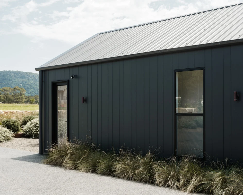 hardie-oblique-cladding-exterior-modernfarmhouse-tapitallee-stroudhomesnowra-studiohill-jameshardie-16 ie9mnh-Image Gallery JH W