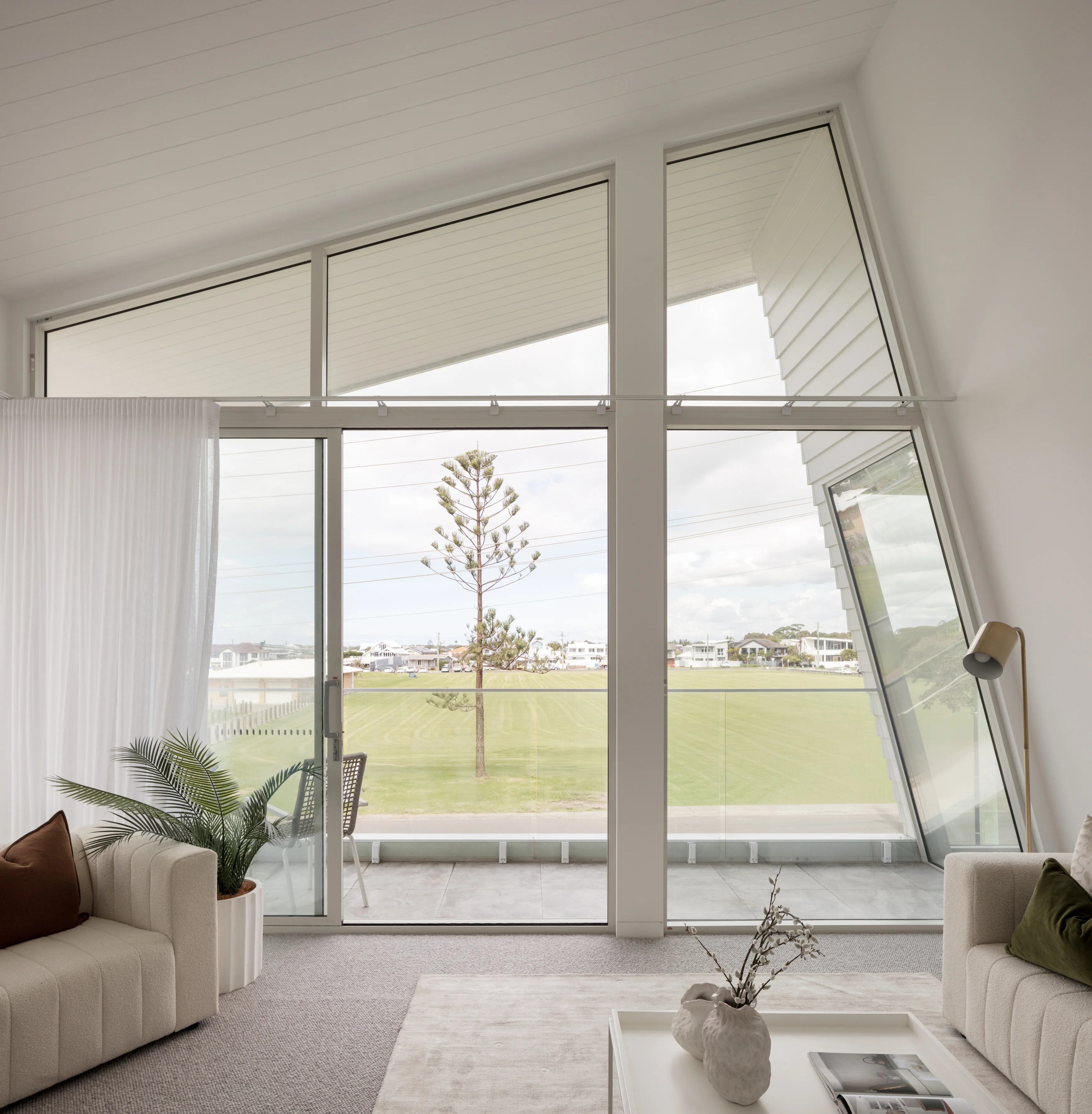 axon-cladding-interior-midcenturymodern-woonona-lambertbuildinggroup-timshawphotography-jameshardie-40