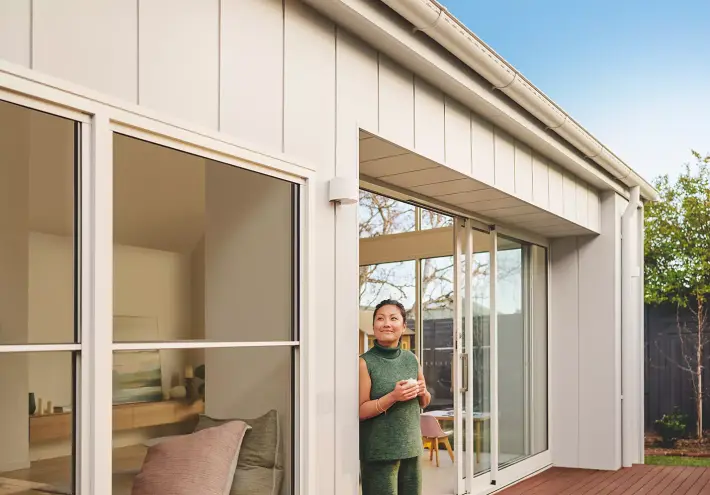 stria-cladding-vertical-modern-exterior-bentleigh-melbourne-outdoor-living-homeowner-jameshardie