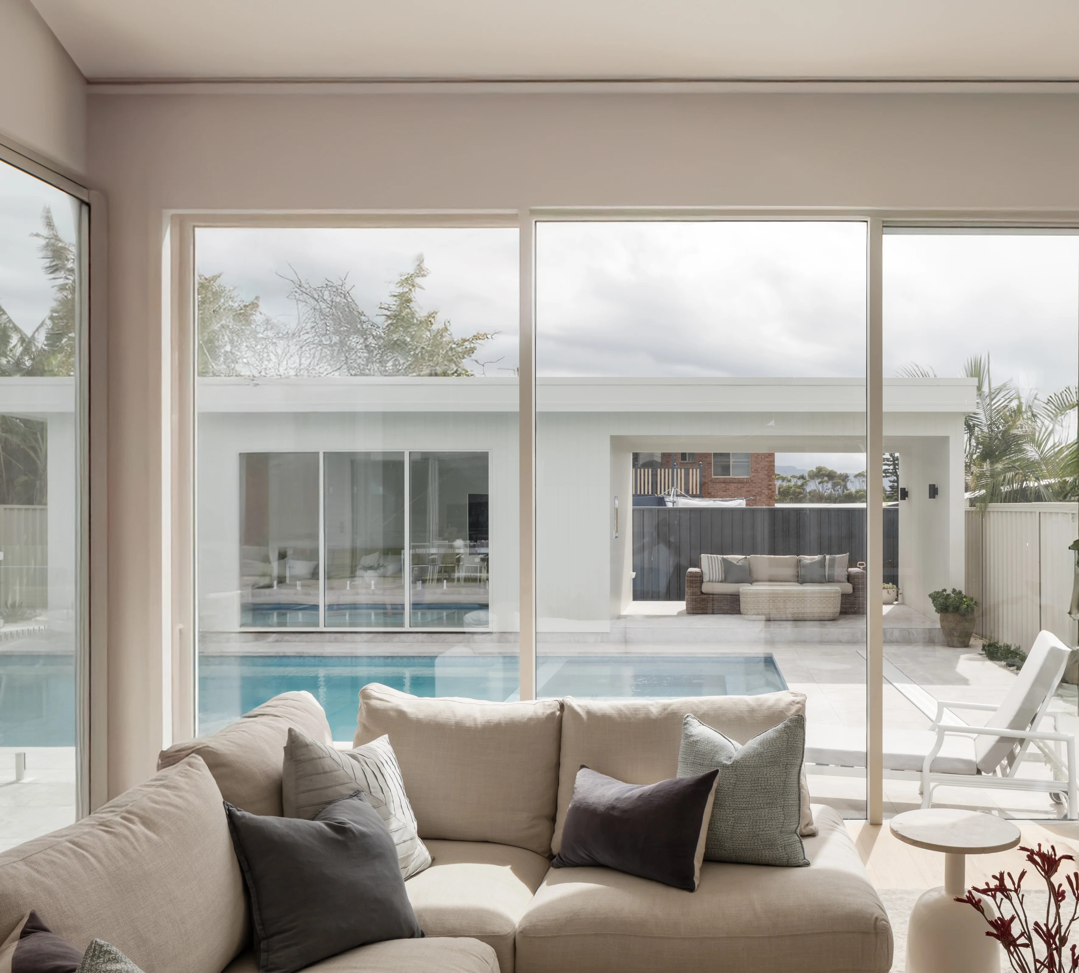 nojhproduct-interior-midcenturymodern-woonona-lambertbuildinggroup-timshawphotography-jameshardie-24