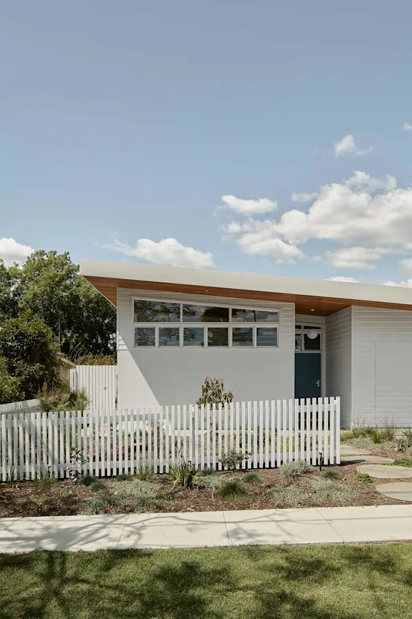 linea-midcenturymodern-exterior-y1-happyhaus-jameshardie-1