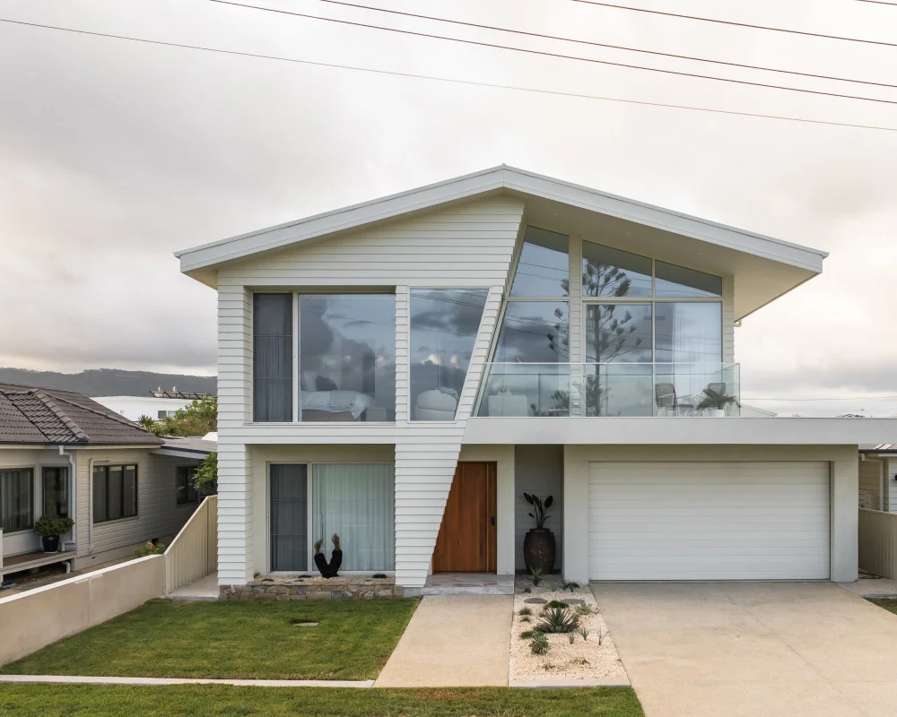 linea-weatherboard-axon-cladding-exterior-midcenturymodern-woonona-lambertbuildinggroup-timshawphotography-jameshardie-1-Image Gallery JH Website