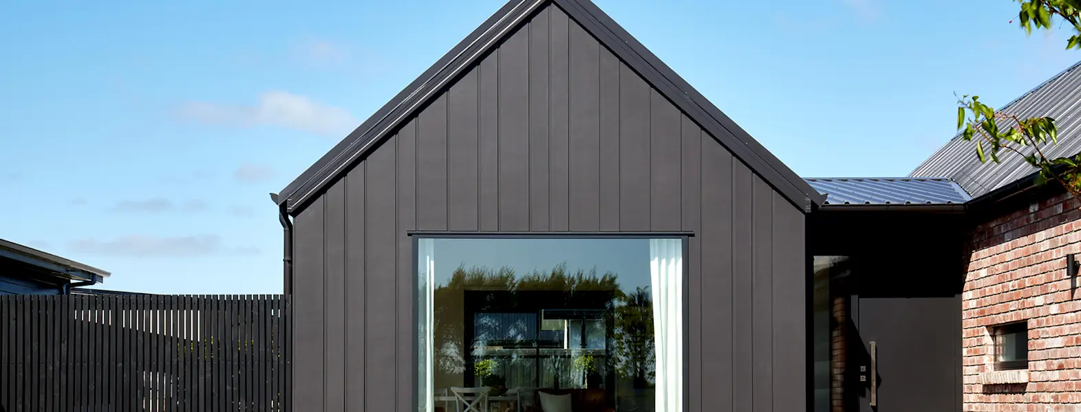 oblique-hero-scandi-exterior-kennedysbush-newzealand-jameshardie-1
