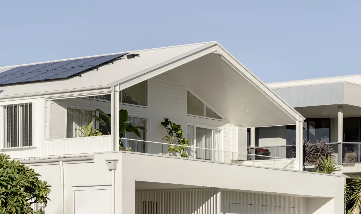 oblique-linea-brushed-concrete-hardie-axent-trim-exterior-modern-coastal-hsbuilding-debustudios-adamwalliscreative-jamehardie-3