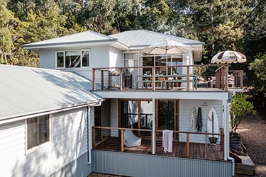 Linea™ Weatherboard Modern Coastal Lorne Beach House Hunting for George