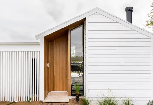 linea-weatherboard-exterior-modern-coastal-barn-tystyleconstruction-jameshardie