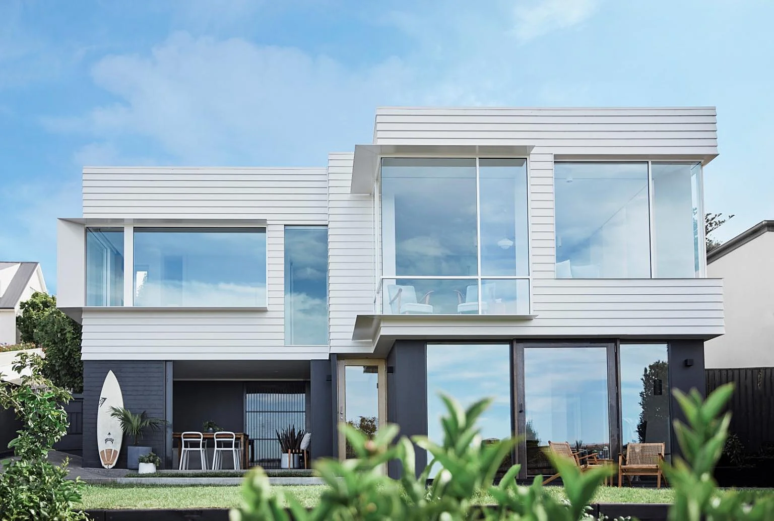 linea-modern-coastal-exterior-Sandy-Bay-jameshardie-34-Large-1536x1034