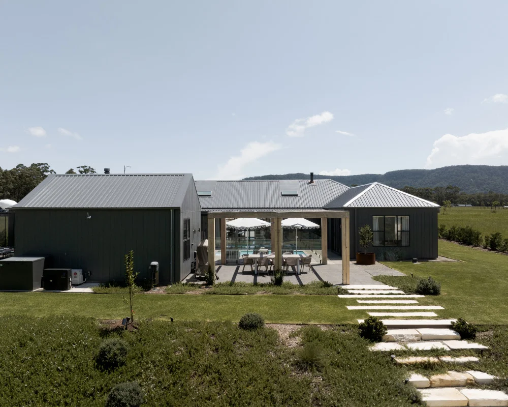 hardie-oblique-cladding-exterior-modernfarmhouse-tapitallee-stroudhomesnowra-studiohill-jameshardie-48 fwlgk2-Image Gallery JH W